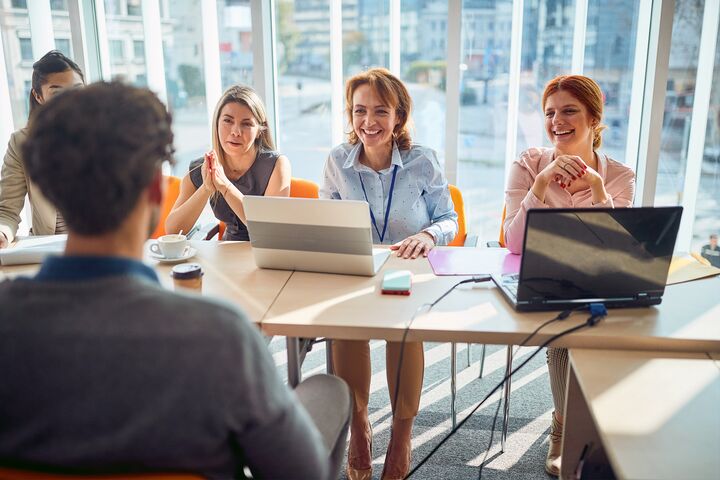 Liste der besten Headhunter: Headhunting in Österreich: Ein Bewerber sitzt bei einem Job Interview, größte Personalberatungsunternehmen im Zentralraum Österreichs. Personalsuche, Recruiting und Personalvermittlung.