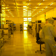 Bei Infineon werden im Labor Chips hergestellt.