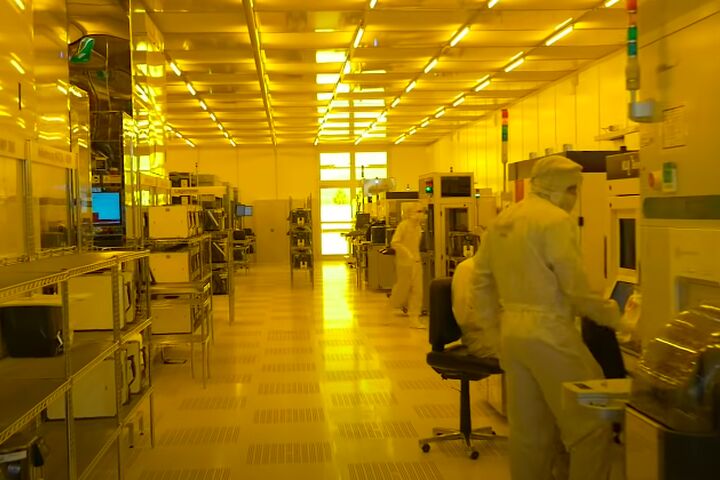 Bei Infineon werden im Labor Chips hergestellt.