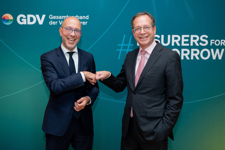 Jörg Asmussen, Hauptgeschäftsführer Gesamtverband der Versicherer, und Norbert Rollinger, Präsident des Gesamtverbandes der Deutschen Versicherungswirtschaft