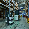 Die autonomen mobilen Roboter von Knapp, die Open Shuttles, transportieren Kleinteile vom Wareneingang zum automatischen Lagersystem.