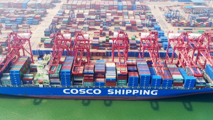 Ein Schiff der chinesischen Cosco-Gruppe, der weltweit größten Reederei.