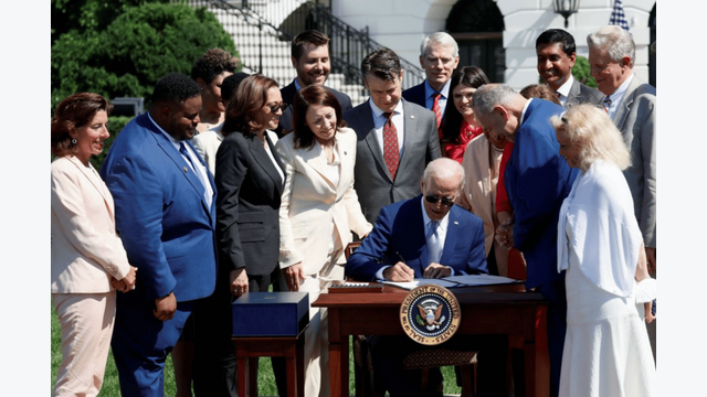 Joe Biden bei der Unterzeichnung des "US Chips and Science Act"