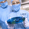 Die Labormitarbeiter testen die Benetzungseigenschaften eines Siliziumwafers, nach der Bearbeitung mit Planapur®, einem Poliermittel, das Nanopartikel enthält. Mit ihm werden Wafer bei ihrer Herstellung mehrfach glatt geschliffen. Damit ihre Oberfläche dabei keine Kratzer bekommt, müssen die Schleifpartikel extrem fein und klein sein. Als einer der Marktführer in Asien und Europa verfügt BASF über ein großes Know-how im Bereitstellen von Prozesschemikalien und Lösungen für die Halbleiterindustrie.