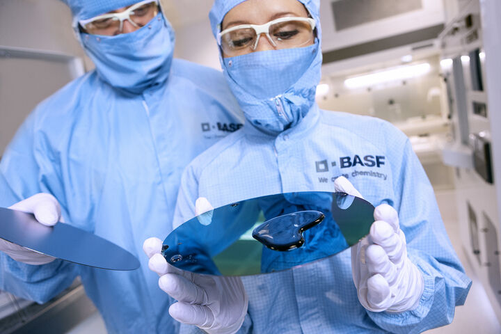 Die Labormitarbeiter testen die Benetzungseigenschaften eines Siliziumwafers, nach der Bearbeitung mit Planapur®, einem Poliermittel, das Nanopartikel enthält. Mit ihm werden Wafer bei ihrer Herstellung mehrfach glatt geschliffen. Damit ihre Oberfläche dabei keine Kratzer bekommt, müssen die Schleifpartikel extrem fein und klein sein. Als einer der Marktführer in Asien und Europa verfügt BASF über ein großes Know-how im Bereitstellen von Prozesschemikalien und Lösungen für die Halbleiterindustrie.