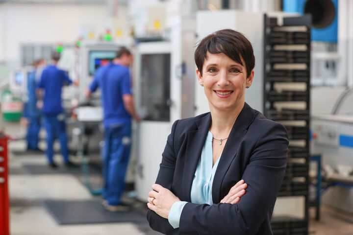 Claudia Zoff, Geschäftsführerin bei Österreichs führendem Bohrer- und Fräserhersteller ALPEN-MAYKESTAG, freut sich über eine erfolgreiche Geschäftsentwicklung