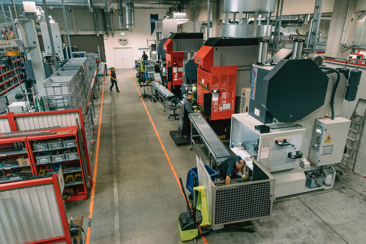 Blechteilfertigung bei KTM. ﻿Bei den Produktionsmaschinen und Prozessanlagen setzt der Motorradhersteller auf Eigenentwicklung.