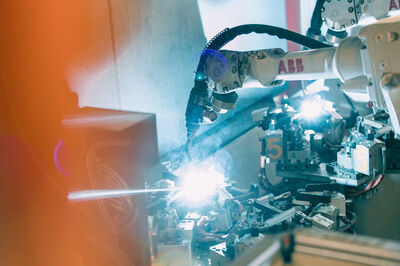 Multi-move Roboterzellen werden bei der Fließfertigung von Offroad-Rahmen
eingesetzt. Pro Schicht können damit pro Modell 75 Stück statt bisher 20 Stück
produziert werden.