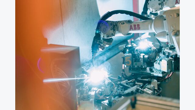 Multi-move Roboterzellen werden bei der Fließfertigung von Offroad-Rahmen
eingesetzt. Pro Schicht können damit pro Modell 75 Stück statt bisher 20 Stück
produziert werden.