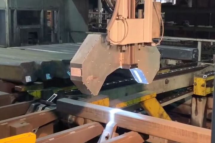 Das AIT Prüfsystem während der Inspektion eines sogenannten Walzknüppels aus Stahl.