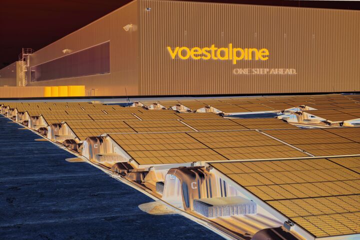 Der Stahlkonzern Voestalpine stellt Komponenten und Stahlsysteme für ﻿Unterkonstruktionen von Photovoltaik-Anlagen her – und setzt auch auf PV-Anlagen bei sich selbst.