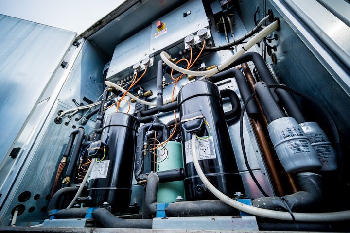 Ein Frequenzumrichter und Bedienfeld in einem Lüftungsgerät