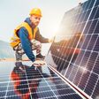 Ein Facharbeiter installiert Solarpanele einer Photovoltaikanlage: Für die Dekarbonisierung in Österreich braucht es geeignet Fachkräfte, also auch die richtige Ausbildung.