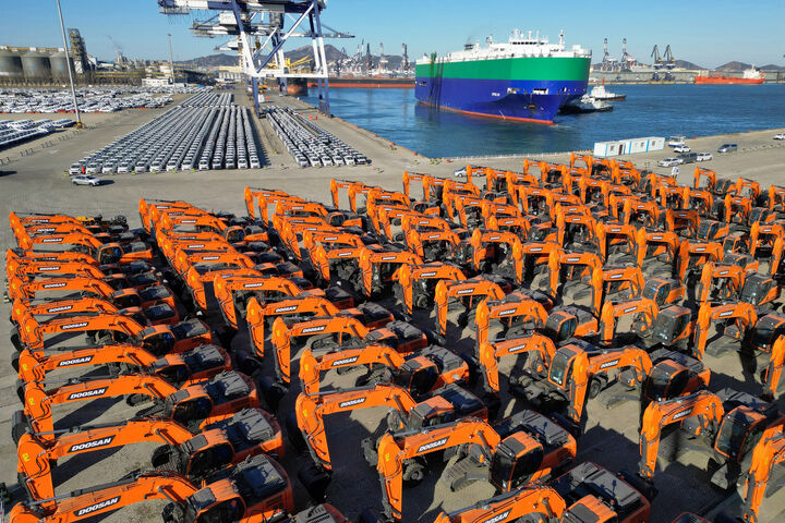 Baumaschinen vor der Verfrachtung am chinesischen Seehafen Yantai, Provinz Shandong im heurigen Jänner