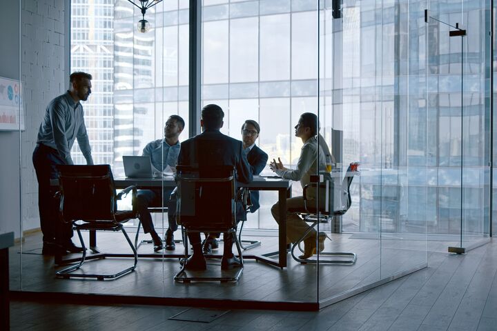 Team-Meeting mit CEO: Nur ein drittel der Führungskräfte will 2023 durch Personalabbau sparen.