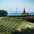 Windräder in Niederösterreich produzieren Windenergie. Besonders herausragend als Hauptumsatzträger zeigt sich der Energieversorger EVN AG mit einem Umsatz von 4,1 Mrd. €, was einem Anstieg von 69,6 % im Vergleich zum Vorjahr entspricht.