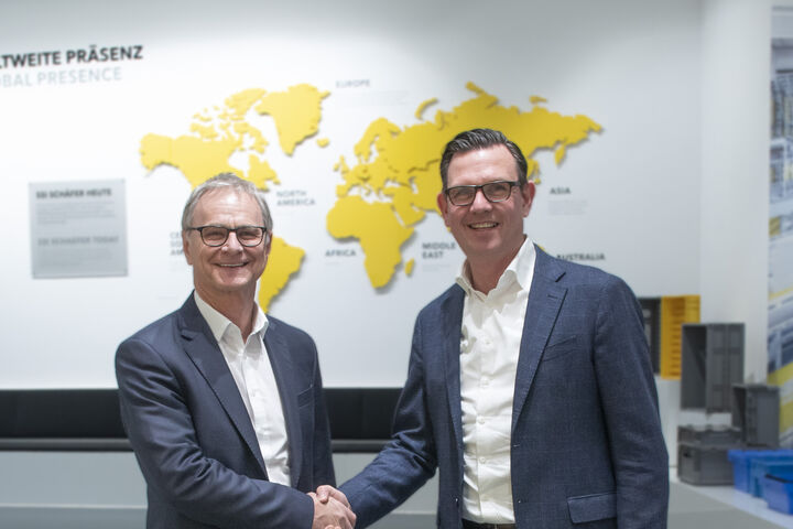 Manfred Hummenberger, CEO DS Automotion, und Steffen Bersch, CEO SSI Schäfer Gruppe, begrüßen die vollständige Anteilsübernahme an DS Automotion durch SSI Schäfer und die gestärkte Innovationskraft in den Bereichen Robotik und Automatisierung.