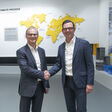 Manfred Hummenberger, CEO DS Automotion, und Steffen Bersch, CEO SSI Schäfer Gruppe, begrüßen die vollständige Anteilsübernahme an DS Automotion durch SSI Schäfer und die gestärkte Innovationskraft in den Bereichen Robotik und Automatisierung.