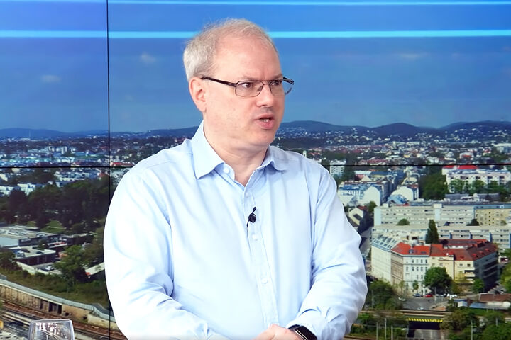 Michael Krausz, Geschäftsführer und Chief Consulting Officer der i.s.c. Group, ist ein österreichischer Pionier der Informationssicherheit. Bereits 1998 konzipierte er die ersten Schulungen zu modernen Informationssicherheitskonzepten. Er ist Mitglied der Expertengruppe, die den internationalen Sicherheitsstandard ISO 27001 geschrieben hat, Autor von mehreren Büchern und hat bisher mehr als 5.000 Stunden professionelle Schulungen durchgeführt.