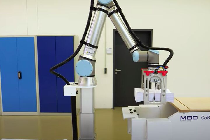 Der Cobo-Stack, ein Cobot des Maschinenherstellers MBO Gruppe, kann unter anderem Paletten mit Papierstapeln befüllen.