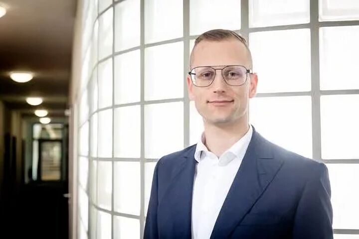 Theo Steininger hat mit Maxim Greiner das Start-up Erium gegründet. Das Data Science Unternehmen unterstützt Firmen mit Machine Learning Lösungen.