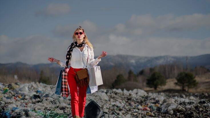 © Halfpoint - stock.adobe.com Billigmode macht Recycling von Textilien zum Problem