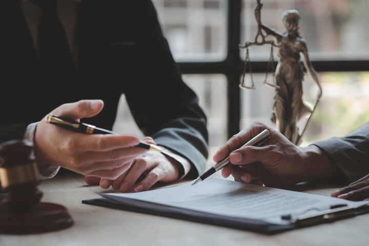 Attorneys or lawyers are advising clients in defamation cases, they are collecting evidence to bring charges against the parties for damages. The concept of defamation case counseling.