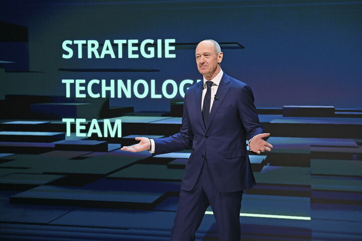 Download von www.picturedesk.com am 22.02.2023 (12:44). Roland Busch (Chief Technology Officer and member of the management of Siemens AG), on the stage, speech, gesture, single image, cut single motif, half figure, half figure. Virtual, digital Siemens Annual General Meeting on February 9th, 2023 in Munich. ? - 20230209_PD3303 - Rechteinfo: Rights Managed (RM)