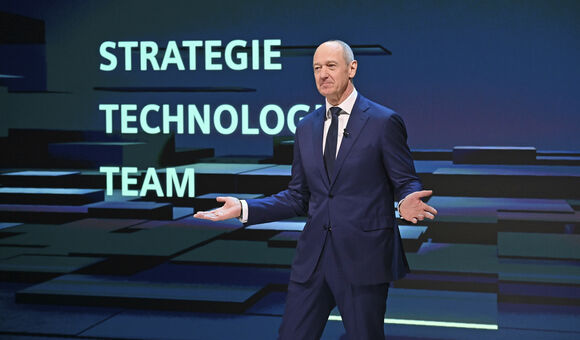 Download von www.picturedesk.com am 22.02.2023 (12:44). Roland Busch (Chief Technology Officer and member of the management of Siemens AG), on the stage, speech, gesture, single image, cut single motif, half figure, half figure. Virtual, digital Siemens Annual General Meeting on February 9th, 2023 in Munich. ? - 20230209_PD3303 - Rechteinfo: Rights Managed (RM)