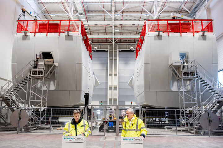 Möglicher Verkauf von Siemens Energy: Für Österreich eine zwiespältige Botschaft*
*Wirtschaftsminister Robert Habeck bei einer Fabrikstour im Siemens-Werk Gamesa in Cuxhaven Ende Jänner; mit Gamesa-Manager Jochen Eickholt