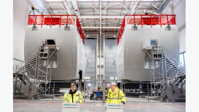 Möglicher Verkauf von Siemens Energy: Für Österreich eine zwiespältige Botschaft*
*Wirtschaftsminister Robert Habeck bei einer Fabrikstour im Siemens-Werk Gamesa in Cuxhaven Ende Jänner; mit Gamesa-Manager Jochen Eickholt