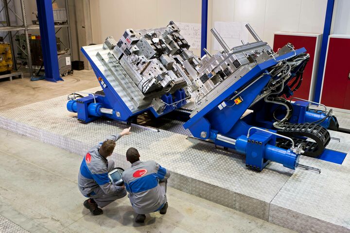 ZKW Mitarbeiter Fabrik WIeselburg