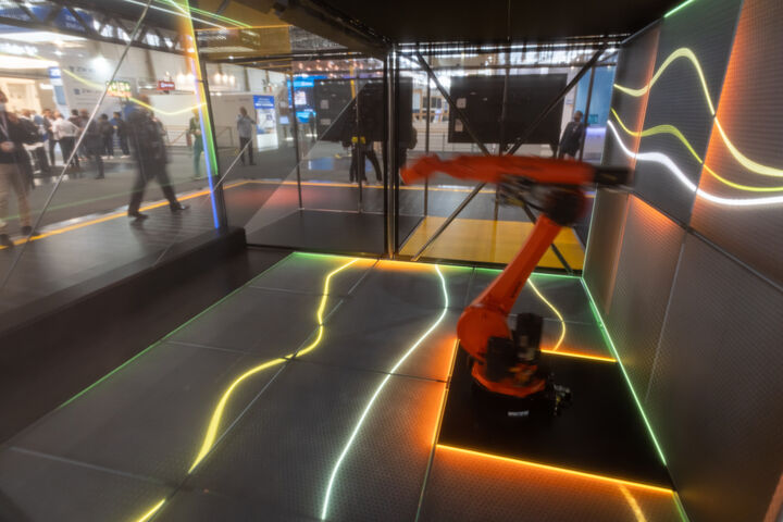 Download von www.picturedesk.com am 01.02.2023 (16:34). 01.06.2022, Hannover, Niedersachsen, Deutschland - Hannover-Messe, SAP-Messestand mit einem Kuka-Roboterarm als Teil einer Lightshow. 00A220601D187CARO.JPG [MODEL RELEASE: NO, PROPERTY RELEASE: NO (c) caro images / Andreas Bastian - 20220601_PD19394 - Rechteinfo: Rights Managed (RM)