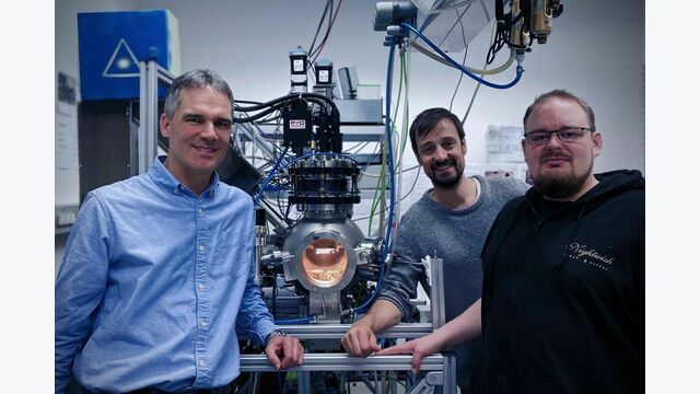 Forschende stellen ihre neue Batterie vor