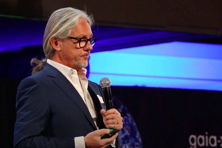 Francesco Bonfiglio, CEO von Gaia-X, spricht auf einem Summit über das Projekt für eine europäische Dateninfrastruktur.