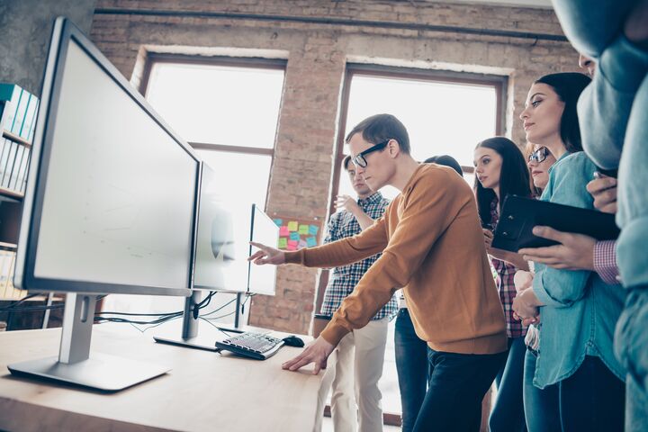 Junges Team im Meeting am Computer