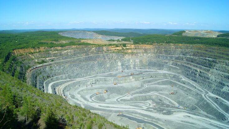 © Evgeny - stock.adobe.com RUSSIA, KACHKANAR - JUNE 18, 2016: extraction of bauxite by open method in the quarry of the Kachkanarsky ore mining and processing enterprise, Sverdlovsk region.