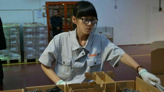 Eine Mitarbeiterin im Blum-Werk in Shanghai