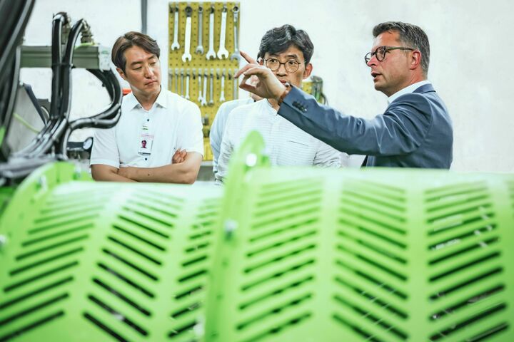 Innio-CTO Andreas Kunz bei Wasserstoff-Prüfstand mit Kunden aus Südkorea