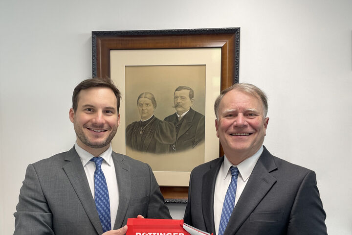 Maximilian und Klaus Pöttinger vor einer Abbildung von Franz und Juliane den ersten P?ttinger Maschinenbauern in Grieskirchen