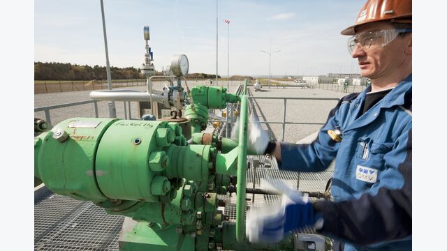 Ein Eruptionskreuz dient als Bohrlochabschluss einer erfolgreichen Bohrung nach Erdöl und Erdgas. Es besteht aus einer geflanschten Rohrleitung sowie mehreren Formstücken, Manometern und Armaturen.