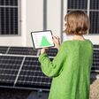 PV-Anlage via Tablet überwachen: Digitalisierung und Nachhaltigkeit im Betrieb gehen oft noch Hand in Hand.