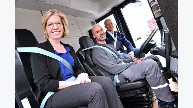 Klimaministerin Leonore Gewessler: Probesitzen im neuen E-Truck von Volta