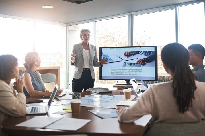 Ein Unternehmen im Meeting: Viele CEOs befürchten finanzielle Einbußen durch die Klimakrise.