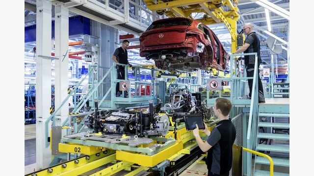 © press photo, do not use for advertising purposes Die Anlauffabrik im Mercedes-Benz Werk Sindelfingen testet vorab die Produktionsabläufe und nimmt die Vorserienfahrzeuge in Betrieb. Dadurch erfolgt die Serienproduktion des neuen Mercedes-Benz EQC im Mercedes-Benz Werk Bremen ab 2019 mit höchstem Reifegrad: Die beiden elektrischen Antriebsstränge (eATS) werden in einer ?ersten Hochzeit? in die Karosserie des EQC eingebaut. Der neue Mercedes-Benz ECQ (Stromverbrauch kombiniert: 22,2 kWh/100 km; CO2 Emissionen kombiniert: 0 g/km, Angaben vorläufig) // The Pilot Plant at the Mercedes-Benz plant in Sindelfingen tests the manufacturing processes in advance and puts the preproduction vehicles into operation. This ensures the highest level of maturity for the start of series production of the new Mercedes-Benz EQC at the Mercedes-Benz plant in Bremen in 2019: The two electric drive systems are installed in the body of the EQC in a "first marriage". The new Mercedes-Benz EQC (combined power consumption: 22.2 kWh/100 km; combined CO2 emissions: 0 g/km, provisional figures)