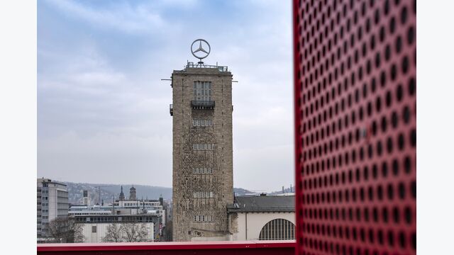 Der Mercedes-Stern auf dem Bahnhofsturm Stuttgart, M?rz 2021 // The Mercedes star on the train main station tower in Stuttgart, March 2021