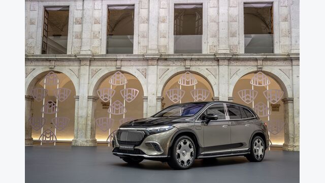 Mercedes-Maybach EQS 680 SUV (vorläufige Werte: Stromverbrauch kombiniert: 24,4-22,5 kWh/100 km; CO2-Emissionen kombiniert: 0 g/km) Exterieur: samtbraun/onyx schwarz. Interieur: Leder Nappa Exclusive, espresso braun/balao braun, MANUFAKTUR Zierelemente Walnuss offenporig;Mercedes-Maybach EQS 680 SUV (vorläufige Werte: Stromverbrauch kombiniert: 24,4-22,5 kWh/100 km; CO2-Emissionen kombiniert: 0 g/km)* Mercedes-Maybach EQS 680 SUV (preliminary data: consumption combined: 24,4-22,5 kWh/100 km; CO2-emissions: 0 g/km) Exterior: velvet brown/onyx black. Interior: Leather Nappa Exclusive, espresso brown/balao brown pearl, trim parts MANUFAKTUR brown open-pore walnut wood;Mercedes-Maybach EQS 680 SUV (preliminary data: consumption combined: 24,4-22,5 kWh/100 km; CO2-emissions: 0 g/km)*