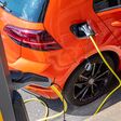 auto, e-auto, elektromobilität, elektroauto, klimawandel, ladestation, laden, strom, batterie, umweltschutz, konzept, klima, straße, tanken, energiewende, zukunft, nachhaltigkeit, eauto, sparen, tankstelle, modern, ökologisch, stromkabel