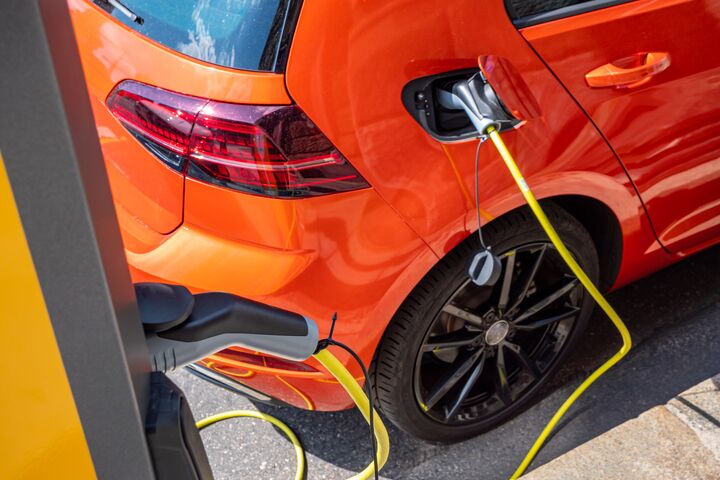 auto, e-auto, elektromobilität, elektroauto, klimawandel, ladestation, laden, strom, batterie, umweltschutz, konzept, klima, straße, tanken, energiewende, zukunft, nachhaltigkeit, eauto, sparen, tankstelle, modern, ökologisch, stromkabel