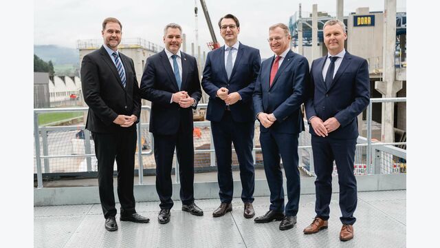 Bundeskanzler Karl Nehmer zum Gipfeltreffen auf der Baustelle des BMW-Werkes in Steyr